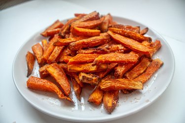 Картофель фри из сладкого картофеля, приготовленный в фритюрнице с горячим воздухом (сладкий)