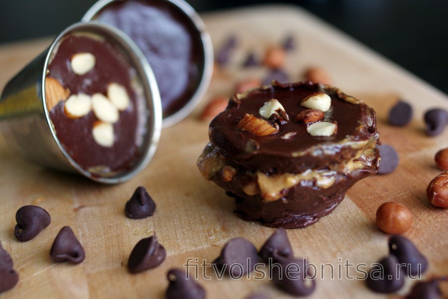 Шоколадный десерт с начинкой из арахисовой пасты