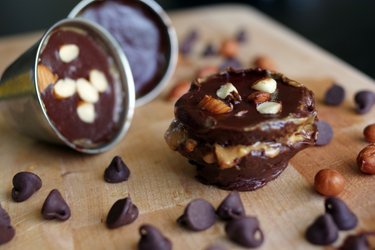 Шоколадный десерт с начинкой из арахисовой пасты