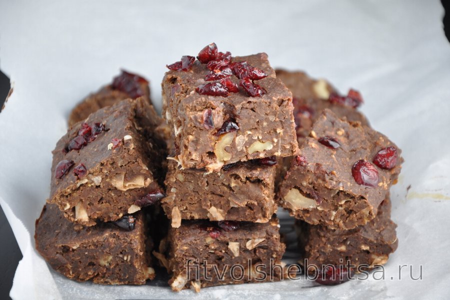 Бобовые пирожные «Брауни» с клюквой, кокосом и орехами (без глютена)