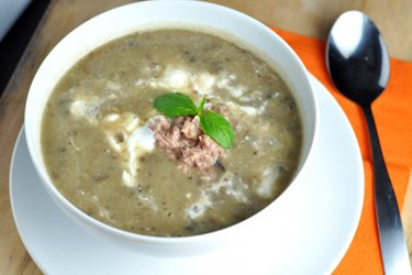 Простой суп с грибами, картофелем и тунцом