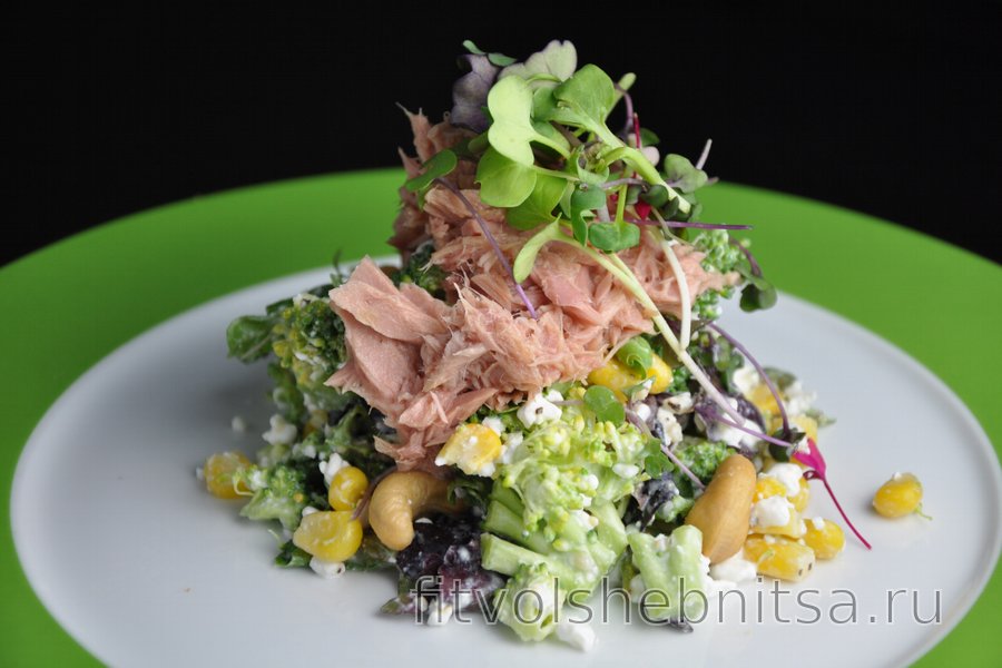 Полезный салат с брокколи, творогом, тунцом и кукурузой