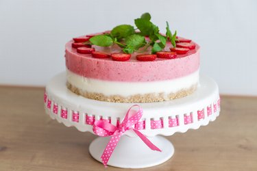 Полезный торт «Совершенство» с йогуртом и клубникой без выпечки