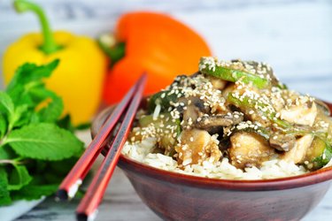 Легкая куриная грудка с цуккини, грибами и семенами кунжута