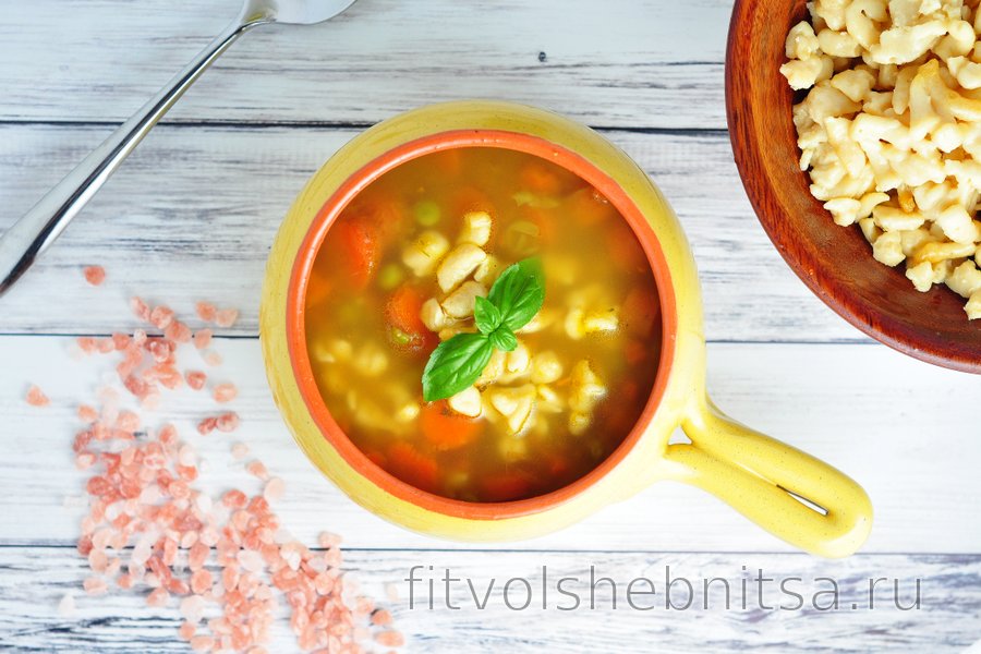 Полезный суп с морковью, горошком и ньокками из нута