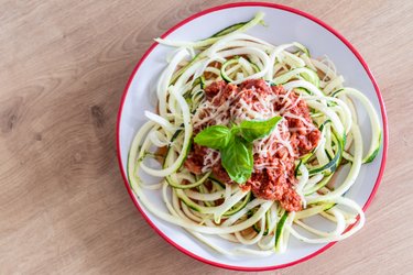 Диетические «спагетти» из цукини под соусом из тунца