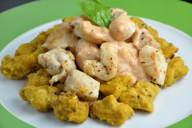 Тыквенные клёцки с курицей и сырным соусом