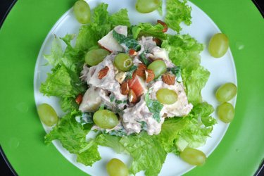 Фруктово-овощной салат с тунцом