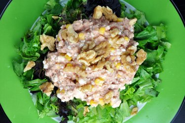 Салат из тунца с творогом, кукурузой и грецкими орехами
