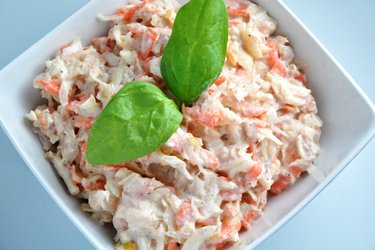 Салат из тунца с квашеной капустой, морковью и яблоками