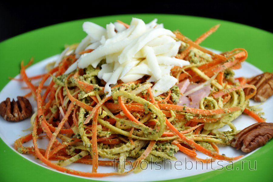 "Спагетти" из петрушки и моркови с соусом песто